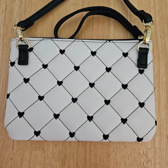 Luv Betsey Johnson Quilted Cross-body Wristlet Purse Bag Ivory Black Hearts - Picture 3 of 8